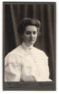 Fotografie Wilh. Boppel, Gmünd, Portrait Junge Dame In Weisser Bluse Mit Kragenbrosche  - Persone Anonimi