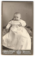 Fotografie Alphons Adolph, Passau, Portrait Niedliches Baby Im Weissen Kleid Auf Sessel Sitzend  - Anonieme Personen