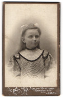 Fotografie Ad. Hartmann, Dessau, Portrait Junges Mädchen Im Karierten Kleid Mit Haarschleife  - Anonymous Persons