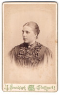 Fotografie Hermann Brandseph, Stuttgart, Portrait Festlich Gekleidete Dame Mit Kragenbrosche Und Halskette  - Anonymous Persons