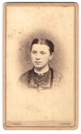 Fotografie J. Gaugler, Stuttgart, Portrait Junge Dame Mit Kragenbrosche Und Kreuzkette  - Anonymous Persons