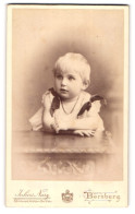 Fotografie Julius Nary, Bernburg, Portrait Blondes Kleinkind  - Anonieme Personen