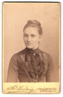 Fotografie A. Ludwig, Magdeburg, Portrait Junge Frau Mit Haarknoten  - Persone Anonimi
