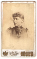 Fotografie Wilh. Risse, Marburg A/L, Portrait Junge Frau Mit Zusammengebundenem Haar  - Anonymous Persons