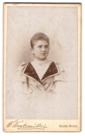 Fotografie W. Kuntzemüller, Baden-Baden, Portrait Junge Dame Mit Zurückgebundenem Haar  - Personnes Anonymes