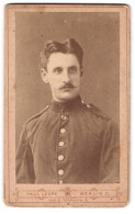 Fotografie Paul Lesse, Berlin-C, Portrait Soldat In Uniform Mit Zwirbelbart  - Persone Anonimi