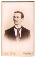 Fotografie Paul Schultze, Brandenburg A / H., Portrait Junger Herr Im Anzug Mit Krawatte Und Schnurrbart  - Anonyme Personen
