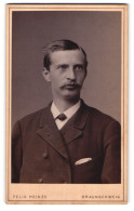 Fotografie Felix Heinze, Braunschweig, Portrait Junger Herr Im Anzug Mit Fliege Und Zwirbelbart  - Anonymous Persons