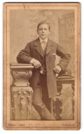 Fotografie Gustav Jobst, Zwickau, Portrait Junger Mann In Eleganter Kleidung An Sockel Gelehnt  - Anonieme Personen
