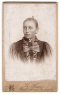 Fotografie G. Howe, Braunschweig, Portrait Junge Dame Mit Zurückgebundenem Haar  - Anonymous Persons