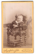 Fotografie Stapelfeld & Sohn, Limbach I / S., Portrait Niedliches Kleinkind Im Hübschen Kleid Auf Stuhl Sitzend  - Anonyme Personen