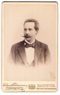 Fotografie Emil Tiedemann Witwe, Hannover, Portrait Eleganter Herr Mit Fliege Und Schnauzbart  - Anonymous Persons