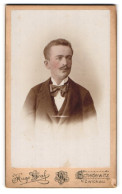 Fotografie Hugo Graf, Schedewitz, Portrait Eleganter Herr Mit Fliege Und Schnurrbart  - Anonymous Persons