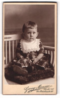 Fotografie Georg Maurer, Halle A / S., Portrait Niedliches Kleinkind Im Karierten Kleid Auf Kissen Sitzend  - Personnes Anonymes