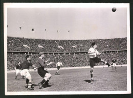 Fotografie Ansicht Wien, Fussballspiel Deutschland - Ungarn Im Olympiastadion 1940  - Sport