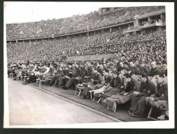 Fotografie Fussballänderspiel Schweden : Deutschland Im Olympiastadion Berlin 1942, Verwundete Im Stadion  - Sporten