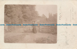R049663 Old Postcard. Woman. 1904 - World