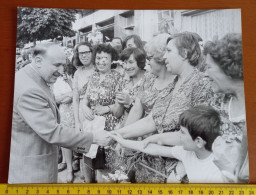 #21  LARGE PHOTO - Bulgarie  Bulgarian Communist Leader TODOR ZHIVKOV With The People From Veliko Tarnovo - Beroemde Personen