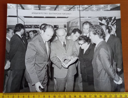 #21  LARGE PHOTO - Bulgarie  Bulgarian Communist Leader TODOR ZHIVKOV At The Book Fair - Famous People