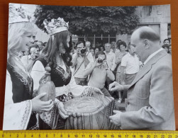 #21 LARGE PHOTO - Bulgarie Bulgarian Communist Leader TODOR ZHIVKOV With The People From Veliko Tarnovo - Berühmtheiten