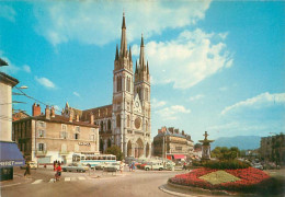 Voiron - Place De La République Et Eglise Saint Bruno    Y 249 - Voiron