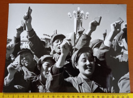 #21   LARGE PHOTO - THE PEOPLE WELCOME CHINA CHINE LEADER MAO TSE TOUNG - Personalidades Famosas