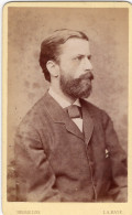 Photo CDV D'un Homme   élégant Posant Dans Un Studio Photo A  La Haye ( Pays-Bas ) - Antiche (ante 1900)