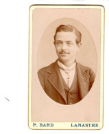 Photo CDV D'un Homme   élégant Posant Dans Un Studio Photo A  Lamastre - Anciennes (Av. 1900)