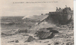 ILE D'OLERON EFFET DE VAGUE DEMOLISSANT LA DIGUE UN JOUR DE TEMPETE 1912 TBE - Ile D'Oléron