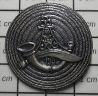 713c Pin's Pins / Beau Et Rare / MILITARIA / INSIGNE TROUPES D'ELITE 10e GURKHA NEPAL KRISS - Militair & Leger