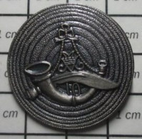 713c Pin's Pins / Beau Et Rare / MILITARIA / INSIGNE TROUPES D'ELITE 10e GURKHA NEPAL KRISS - Militari