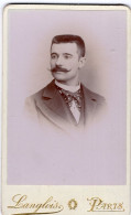 Photo CDV D'un Homme  élégant Posant Dans Un Studio Photo A Paris - Old (before 1900)