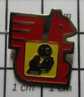 713c Pin's Pins / Beau Et Rare / BANQUES / ECUREUIL ROUGE CAISSE D'EPARGNE - Banks