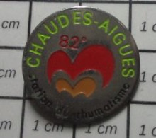 713c Pin's Pins / Beau Et Rare / VILLES / CHAUDES AIGUES STATION DU RHUMATISME - Villes