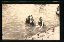 AK Paar Mit Kind Im Badeanzug Im Wasser  - Mode