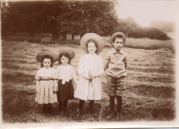 Photographie Photo Vintage Snapshot Enfant Groupe Mode Chapeau Paille - Anonymous Persons
