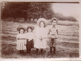 Photographie Photo Vintage Snapshot Enfant Groupe Mode Chapeau Paille - Persone Anonimi