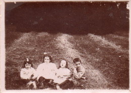 Photographie Photo Vintage Snapshot Groupe Enfant Herbe - Persone Anonimi