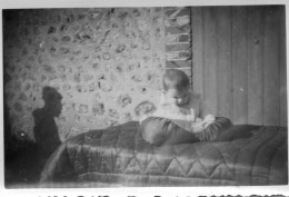 Photographie Photo Vintage Snapshot Bébé Baby Coussin Ombre Shadow - Anonyme Personen