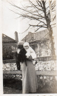 Photographie Photo Vintage Snapshot Dos Back Enfant Bébé Mode Renard - Persone Anonimi