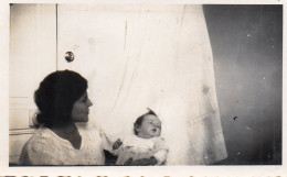 Photographie Photo Vintage Snapshot Maman Bébé Mother Child - Personnes Anonymes