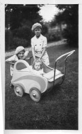 Photographie Photo Vintage Snapshot Landau Poussette Enfant Béret Mode - Personas Anónimos