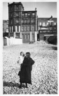 Photographie Photo Vintage Snapshot Normandie Plage Galets Maman Bébé - Lugares