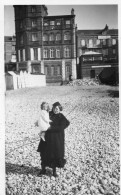 Photographie Photo Vintage Snapshot Normandie Plage Galets Maman Bébé - Personnes Anonymes