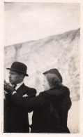 Photographie Photo Vintage Snapshot Normandie Plage Couple Mode Chapeau - Persone Anonimi
