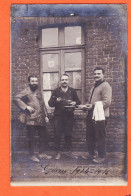 05828 / Carte-Photo 3 Civils GUERRE 1914-1915 Heure De La Soupe CpaWW1 Guerre 14-18 - War 1914-18