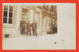 05838 / Carte-Photo 1905s Militaire 3 Militaires Avec épaulettes Devant Façade Maison Civile - Régiments