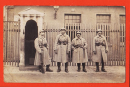 05841 / Carte-Photo Militaire 1915s Guerite Poste De Garde Militaires Sentinelle Bâtiment H  - Regimenten