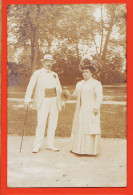 05500 / ⭐ ◉ Carte-Photo Mode Eté 1910s Couple Homme Costume Blanc Serre-Taille Chapeau - Femme Eventail  Endimanchés - Photographie