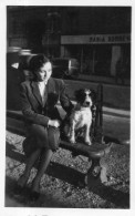 Photographie Photo Vintage Snapshot Chien Dog Femme Mode Chic Banc - Andere & Zonder Classificatie